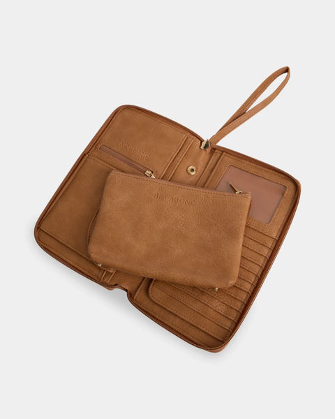TRAVEL WALLET